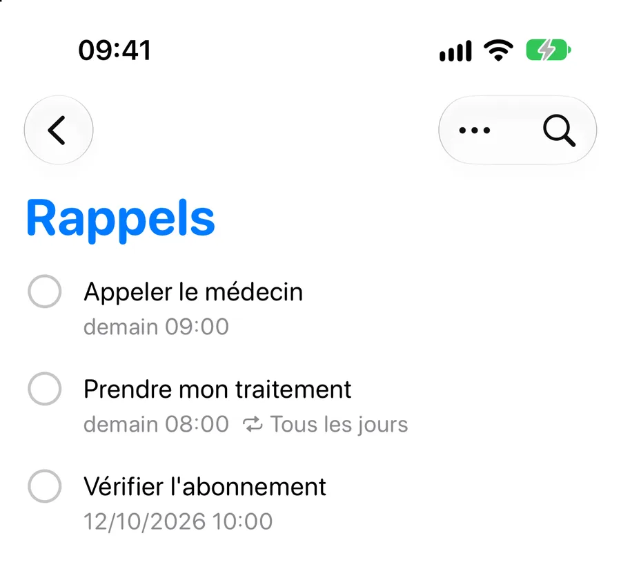 L'app Rappels avec trois rappels : Appeler le médecin, demain 09:00 ; Prendre mon traitement, demain 08:00, tous les jours ; Vérifier l'abonnement, 12/10/2026 10:00.
