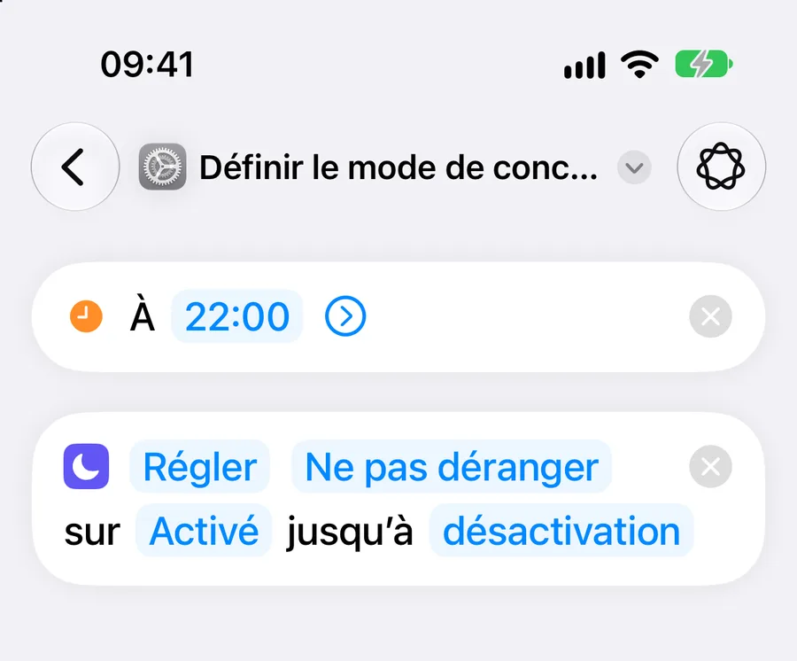 Une automatisation en cours de création dans Raccourcis, intitulée Définir le mode de concentration. Premier bloc : À 22:00. Second bloc : Régler Ne pas déranger sur Activé jusqu'à désactivation.