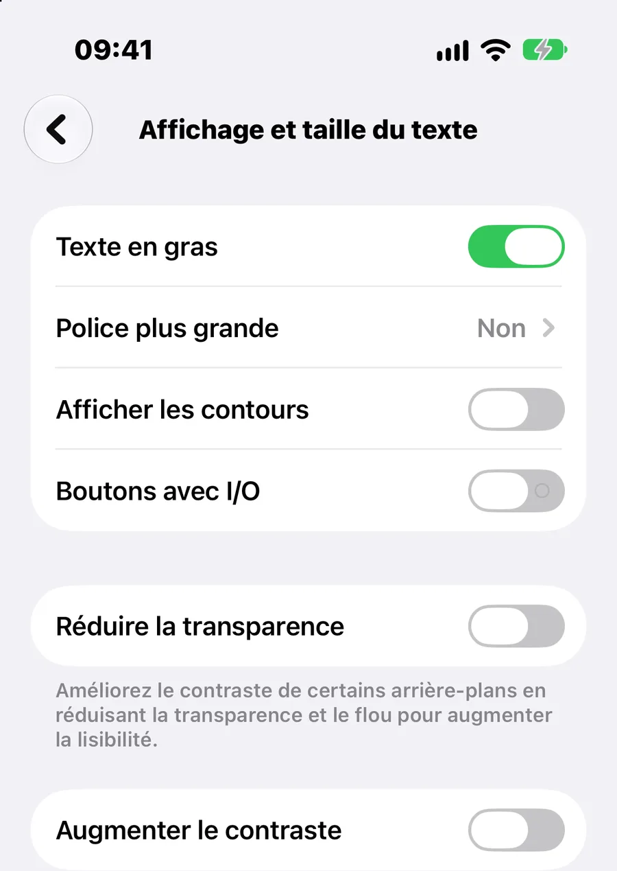 Réglages, écran Affichage et taille du texte. L'interrupteur Texte en gras est activé. En dessous, les lignes Police plus grande, réglée sur Non, Afficher les contours et Boutons avec I/O, puis Réduire la transparence avec sa phrase d'explication, et Augmenter le contraste.