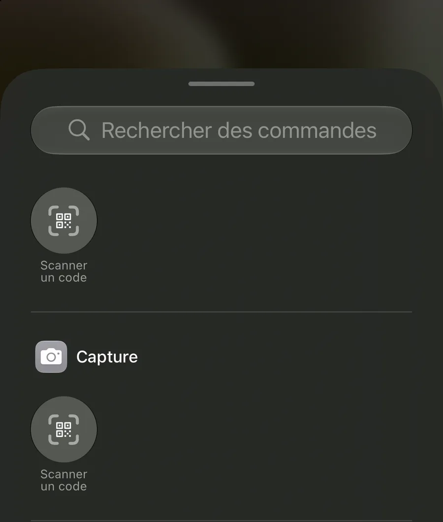 Galerie des commandes du Centre de contrôle, sur fond sombre. En haut, un champ Rechercher des commandes. En dessous, les commandes rangées par application, en commençant par Scanner un code et la rubrique Capture.