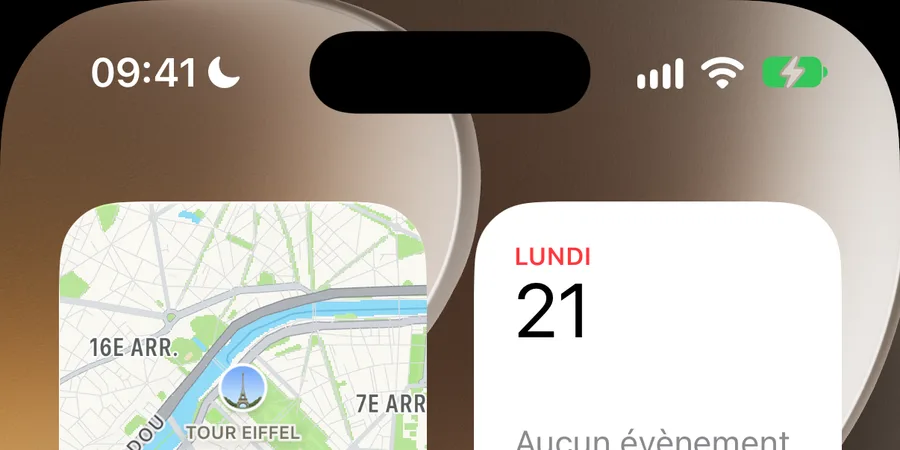 Haut de l'écran d'accueil d'un iPhone. À gauche, l'heure, 09:41, suivie d'un petit croissant de lune. Au centre, la zone noire qui abrite la caméra. À droite, les barres du réseau mobile, l'icône du Wi-Fi et la batterie, verte et marquée d'un éclair. En dessous, le haut de deux widgets, un plan et le calendrier.