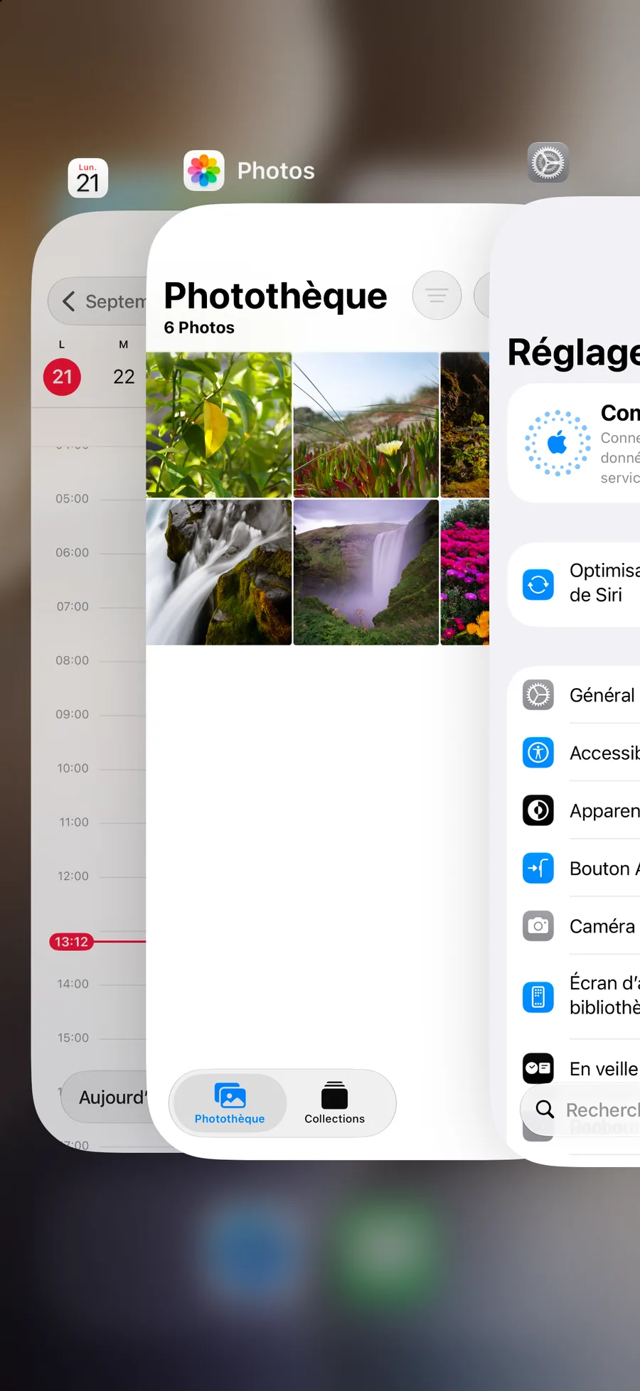 Le sélecteur d'applications. Les applications ouvertes s'affichent en cartes qui se chevauchent : Calendrier à gauche, Photos au centre, Réglages à droite, chacune coiffée de son icône.