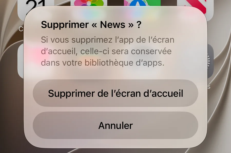 Fenêtre de confirmation sur l'écran d'accueil : « Supprimer « News » ? Si vous supprimez l'app de l'écran d'accueil, celle-ci sera conservée dans votre bibliothèque d'apps. » Deux boutons : Supprimer de l'écran d'accueil et Annuler.
