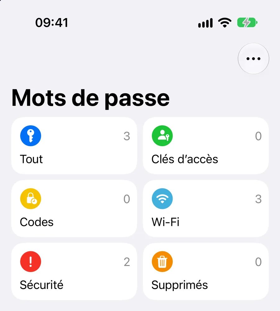 L'app Mots de passe. Six rubriques en tuiles, chacune avec son nombre d'éléments : Tout, 3 ; Clés d'accès, 0 ; Codes, 0 ; Wi-Fi, 3 ; Sécurité, 2 ; Supprimés, 0.