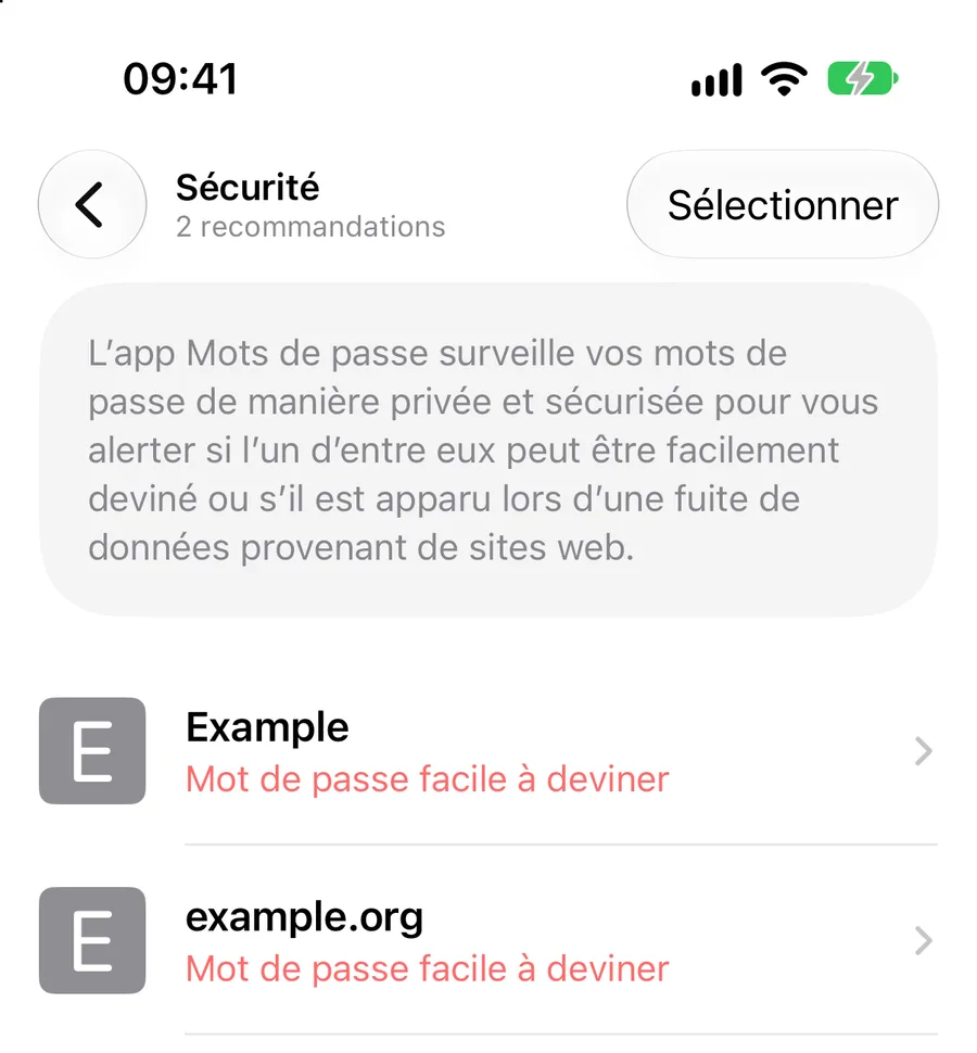 La rubrique Sécurité de l'app Mots de passe, sous-titrée 2 recommandations. Un encadré explique que l'app surveille les mots de passe pour alerter si l'un d'eux peut être facilement deviné ou est apparu lors d'une fuite de données. En dessous, deux entrées, Example et example.org, chacune marquée en rouge « Mot de passe facile à deviner ».