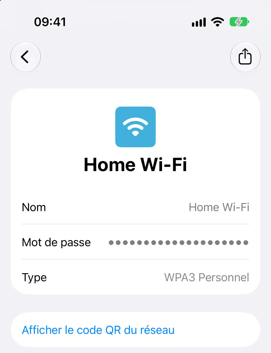 Fiche d'un réseau Wi-Fi dans l'app Mots de passe. Sous l'icône du Wi-Fi, le nom Home Wi-Fi, puis trois lignes : Nom, Home Wi-Fi ; Mot de passe, masqué par des points ; Type, WPA3 Personnel. En dessous, le bouton Afficher le code QR du réseau. En haut à droite, un bouton de partage.