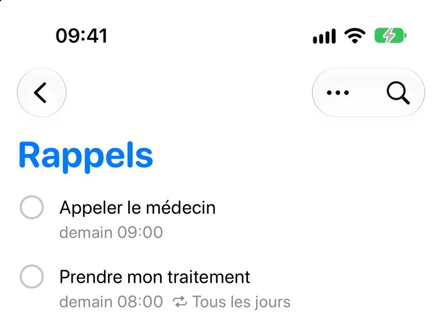 L'app Rappels, liste Rappels. Deux rappels : Appeler le médecin, demain 09:00 ; Prendre mon traitement, demain 08:00, suivi d'une flèche circulaire et de la mention Tous les jours.