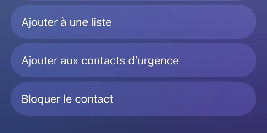 Bas de la fiche d'un contact, sur fond violet. Trois boutons empilés : Ajouter à une liste, Ajouter aux contacts d'urgence, et en dernier Bloquer le contact.