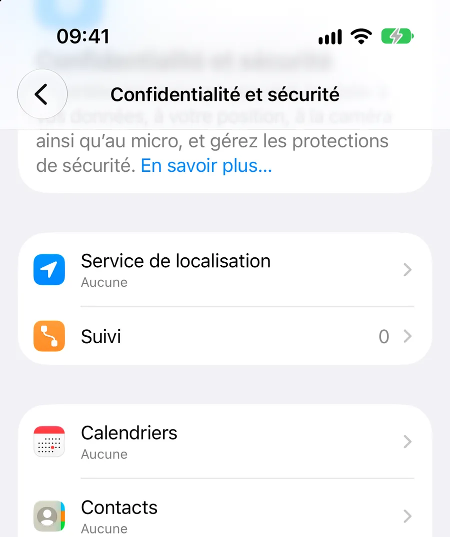 Réglages, Confidentialité et sécurité. En haut, Service de localisation et Suivi. En dessous commence la liste des données protégées, avec Calendriers et Contacts.