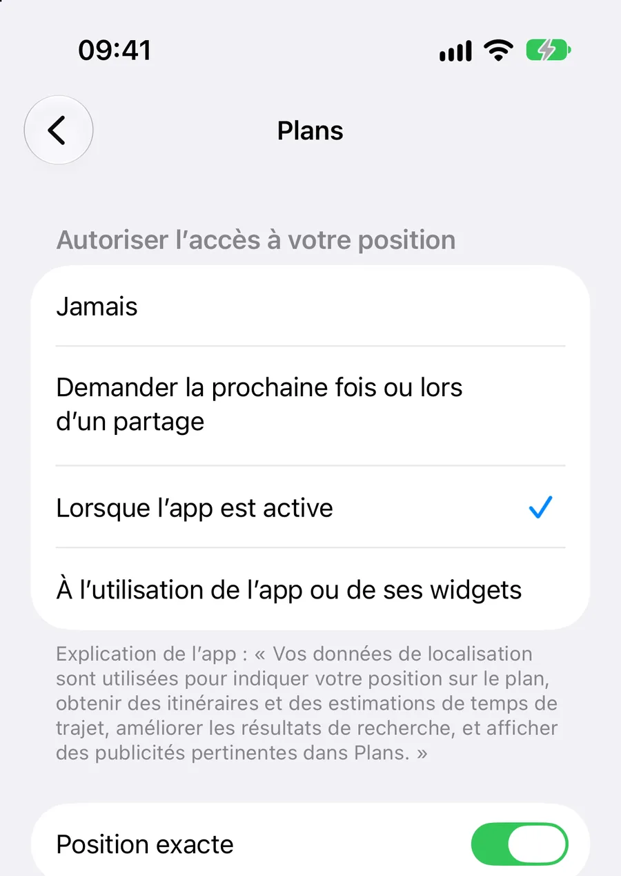 Réglages de position de l'app Plans. Sous « Autoriser l'accès à votre position », quatre choix : Jamais ; Demander la prochaine fois ou lors d'un partage ; Lorsque l'app est active, coché ; À l'utilisation de l'app ou de ses widgets. En dessous, l'explication donnée par l'app, puis l'interrupteur Position exacte, activé.