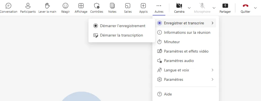 Barre de commandes d'une réunion Teams. Le menu Autres est ouvert et affiche Enregistrer et transcrire, Informations sur la réunion, Minuteur, Paramètres et effets vidéo, Paramètres audio, Langue et voix, Paramètres et Aide. Le sous-menu Enregistrer et transcrire est déplié sur Démarrer l'enregistrement et Démarrer la transcription.