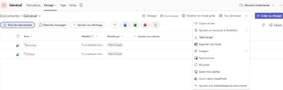 Onglet Partagé d'un canal Teams, actif parmi Publications, Page et Notes. La bibliothèque affiche deux fichiers, Devis.xlsx et CR.docx. Le menu des options est ouvert sur la droite, l'entrée Ouvrir dans SharePoint y figure.