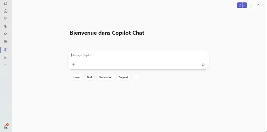 Copilot Chat ouvert dans Teams, icône Copilot sélectionnée dans le rail de gauche. Au centre, le titre « Bienvenue dans Copilot Chat », une zone de saisie « Message Copilot » avec un bouton plus et un micro, et quatre suggestions en anglais : Learn, Find, Summarize, Suggest. En haut à droite, un bouton de nouvelle conversation, une icône de bouclier et une icône d'ouverture dans une fenêtre.