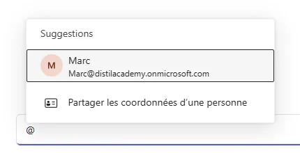 Zone de rédaction d'une conversation Teams où l'on vient de taper une arobase. Au-dessus, un panneau intitulé Suggestions propose une seule personne, Marc, avec son adresse Marc@distilacademy.onmicrosoft.com, puis une entrée Partager les coordonnées d'une personne. Aucun canal ni équipe n'y figure.
