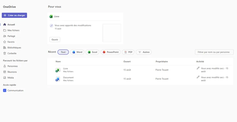 Application OneDrive dans Teams. À gauche, un bouton « Créer ou charger » et les entrées Accueil, Mes fichiers, Partagé, Favoris, Bibliothèques, Corbeille, puis « Parcourir les fichiers par » Personnes, Réunions, Média, et un accès rapide Communication. Au centre, une section « Pour vous » et une liste Récent filtrable par Tout, Word, Excel, PowerPoint, PDF, Autres, avec deux fichiers, Livre et Document, tous deux rangés dans Mes fichiers et modifiés le 15 août par Pierre Touzet.