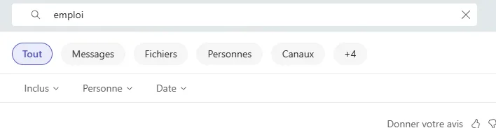 Haut de la page de résultats de recherche de Teams pour le mot « emploi ». Une rangée d'onglets : Tout, sélectionné, Messages, Fichiers, Personnes, Canaux, et un bouton « +4 ». En dessous, trois filtres : Inclus, Personne, Date.