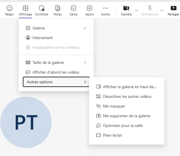 Barre de commandes d'une réunion Teams : Réagir, Affichage, Contrôles, Notes, Salles, Applis, Autres, puis Caméra, Microphone et Partager. Le menu Affichage est ouvert et propose Galerie, coché, Intervenant, et Focalisation sur le contenu grisée, puis Taille de la galerie, Afficher d'abord les vidéos et Autres options. Ce dernier ouvre un sous-menu à droite : Afficher la galerie en haut, Désactiver les autres vidéos, Me masquer, Me supprimer de la galerie, Optimiser pour la salle, Plein écran.