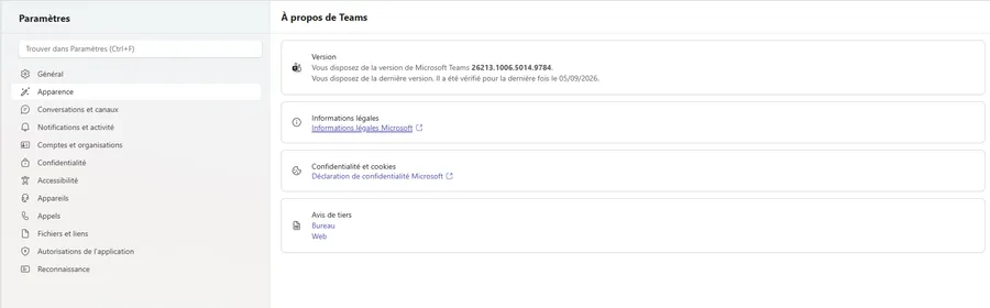 Page À propos de Teams des paramètres. À gauche, la liste des rubriques des paramètres : Général, Apparence, Conversations et canaux, Notifications et activité, Comptes et organisations, Confidentialité, Accessibilité, Appareils, Appels, Fichiers et liens, Autorisations de l'application, Reconnaissance. À droite, quatre blocs : Version, indiquant « Vous disposez de la version de Microsoft Teams 26213.1006.5014.9784 » et « Vous disposez de la dernière version. Il a été vérifié pour la dernière fois le 05/09/2026 » ; Informations légales ; Confidentialité et cookies ; Avis de tiers.